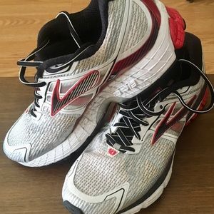 Size 9 (fit like 9.5 IMO) Brooks Ravenna VI.